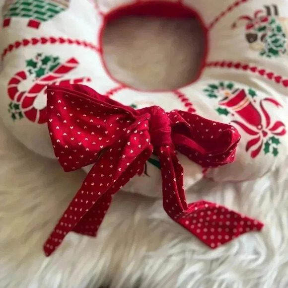 Vintage Christmas Fabric Wreath Pillow | Holiday Décor | Festive Cushion - Picture 3 of 7